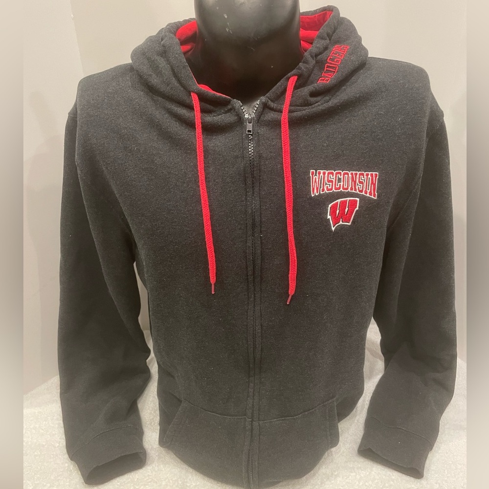 Adult Sz XL University of Wisconsin Badgers Zippered Hoodie with pockets.